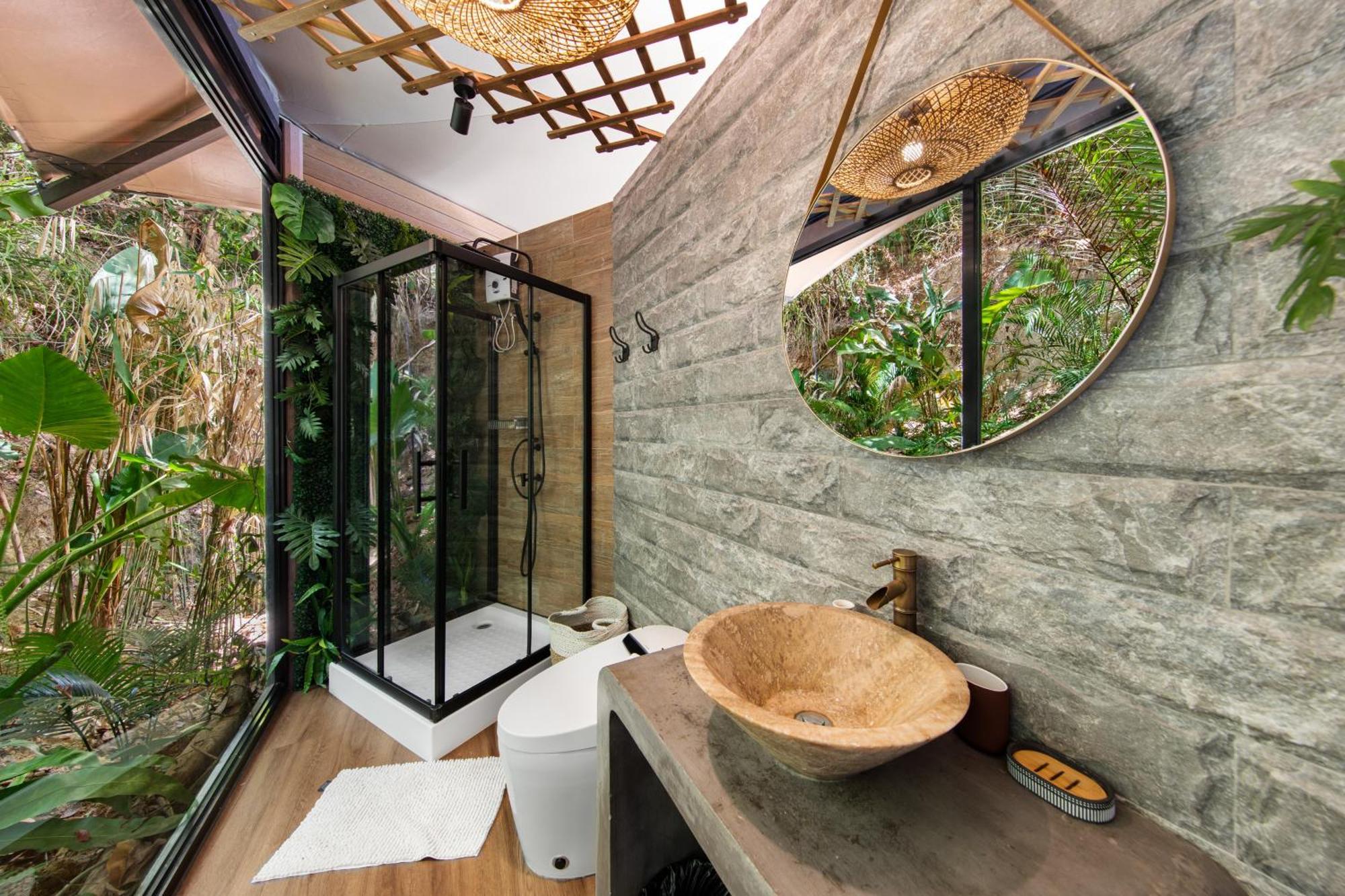 Luxury tent The Jungle -glamping At Karuna